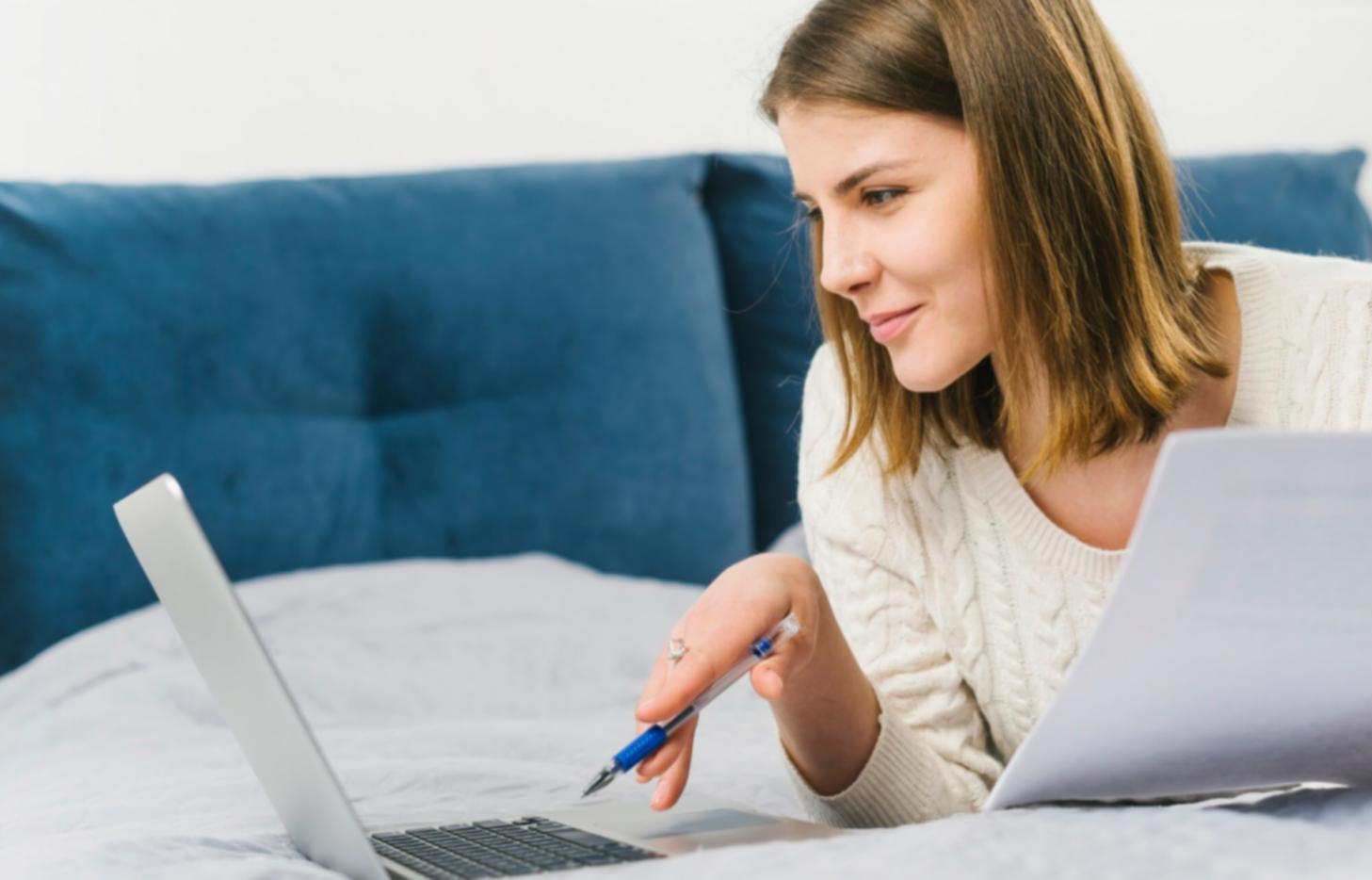Internationale Studierende arbeiten gemeinsam an Finanzprojekten in modernem Lernraum